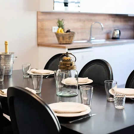 La Terrasse De La Tour Pinte. * Carcassonne