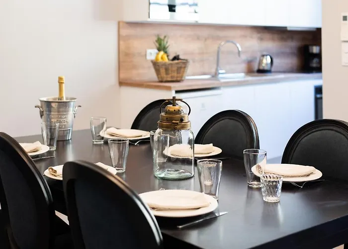 La Terrasse De La Tour Pinte. * Carcassonne